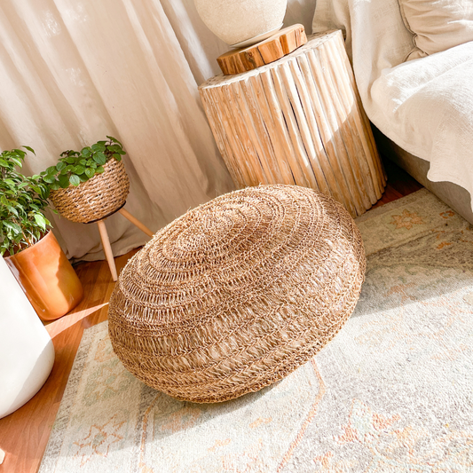 Pouf natural redondo de fibra natural.