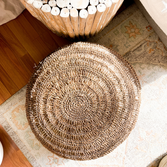 Pouf natural redondo de fibra natural.