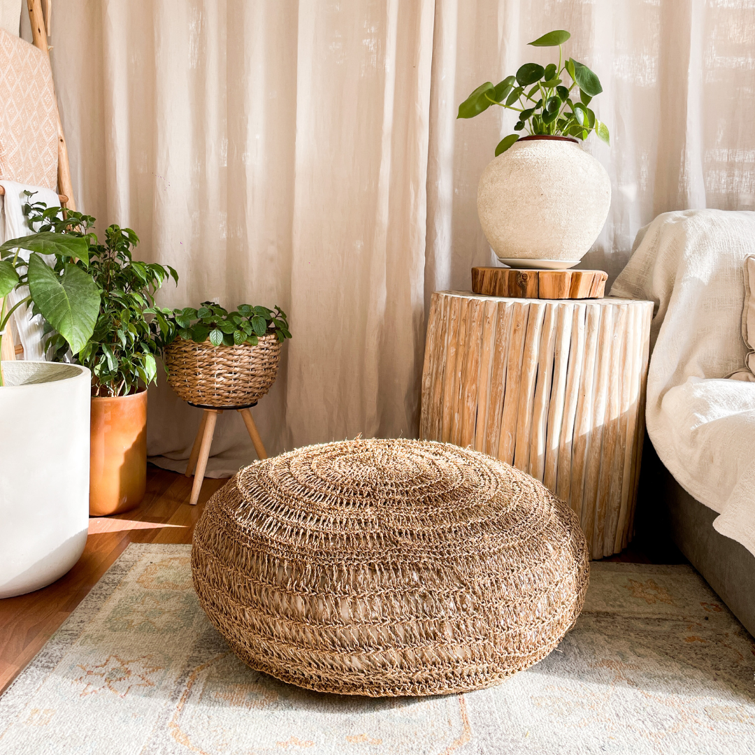 Pouf natural redondo de fibra natural.